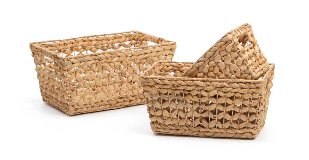 Aranżacja trzech prostokątnych koszy plecionych, stylowe pojemniki dekoracyjne do domu.