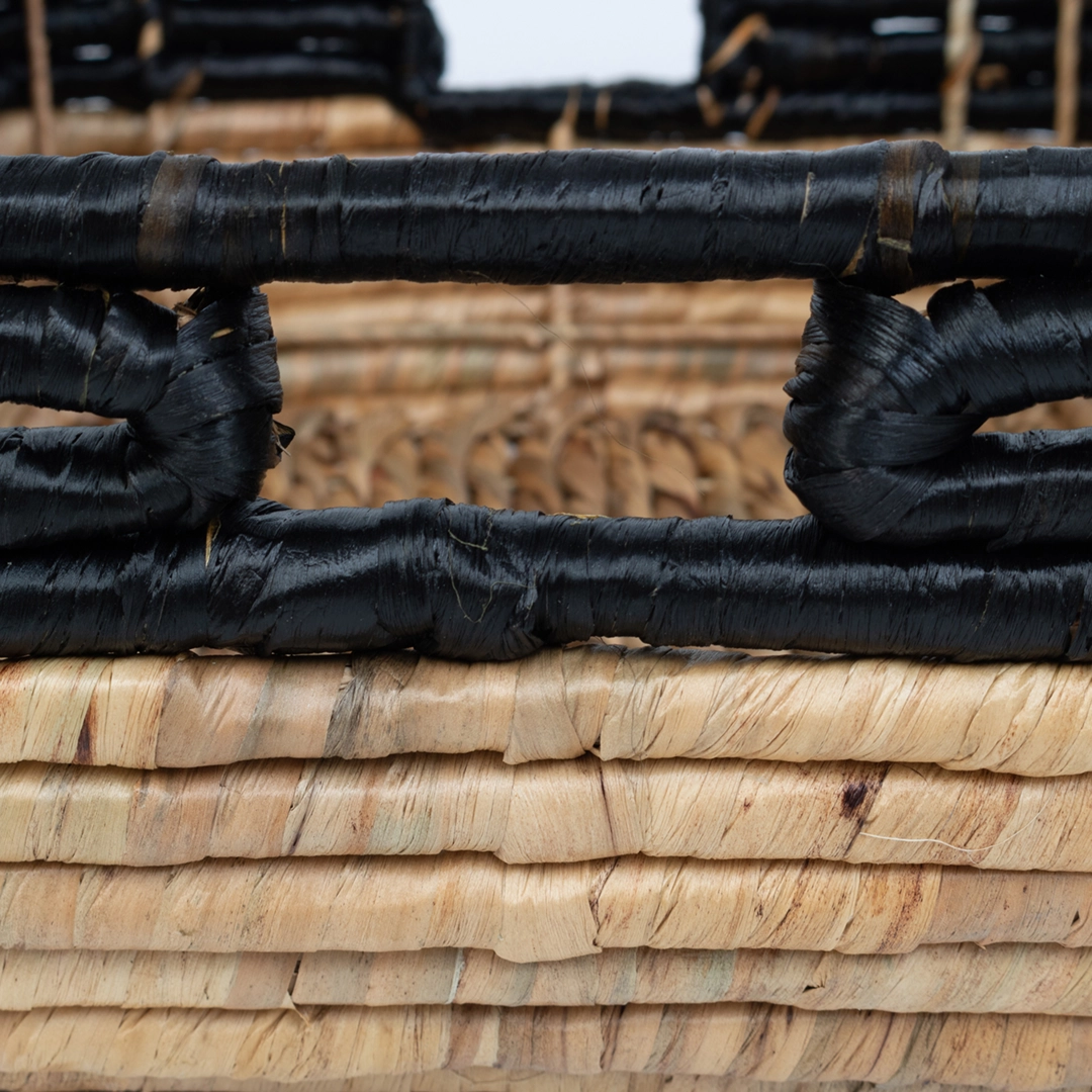 Zbliżenie na uchwyt plecionego kosza ozdobnego z trawy morskiej i hiacyntu wodnego