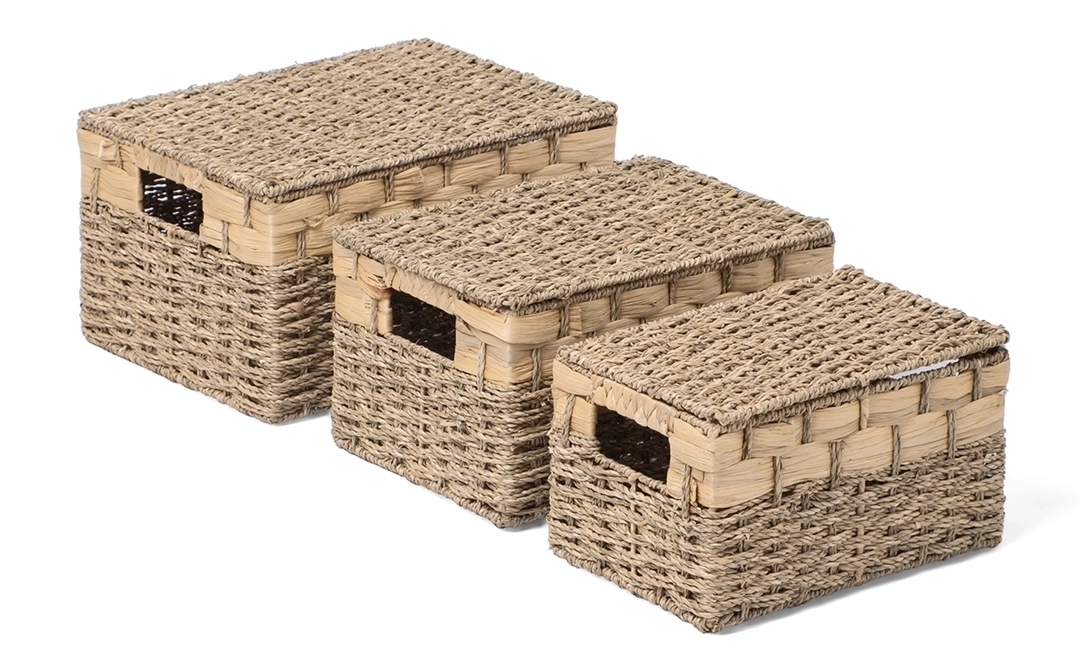 Trzy naturalne pojemniki do przechowywania z pokrywkami w różnych rozmiarach z trawy morskiej i hiacyntu