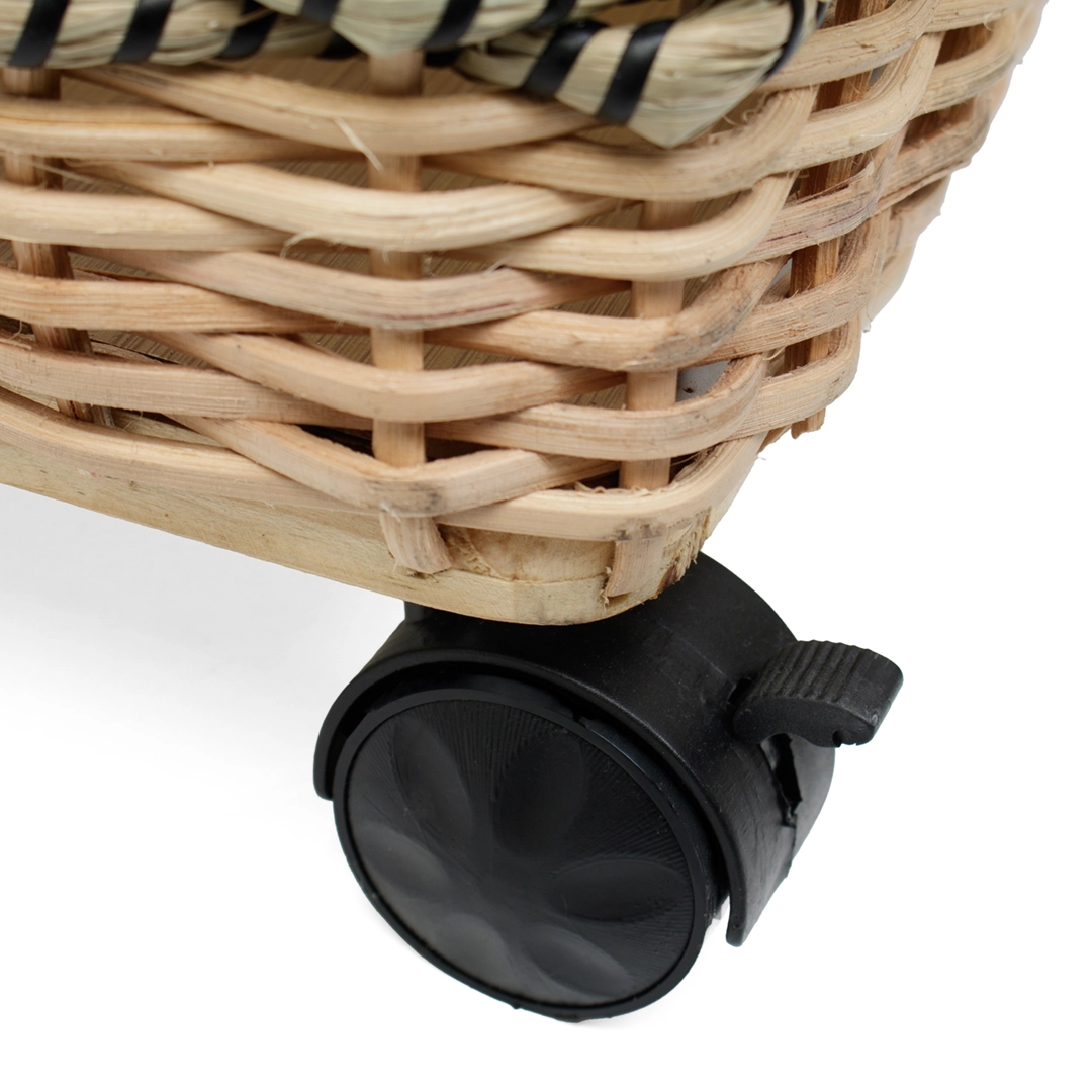 Detal kółka meblowego przy koszu z trawy morskiej, mobilny pojemnik do przechowywania.