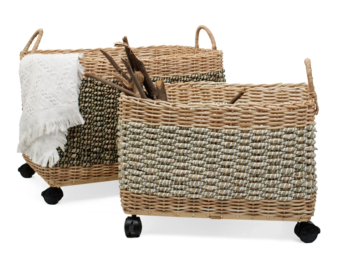 Dwa kosze plecione z trawy morskiej i rattanu, na kółkach, z uszami, ozdobne w stylu boho