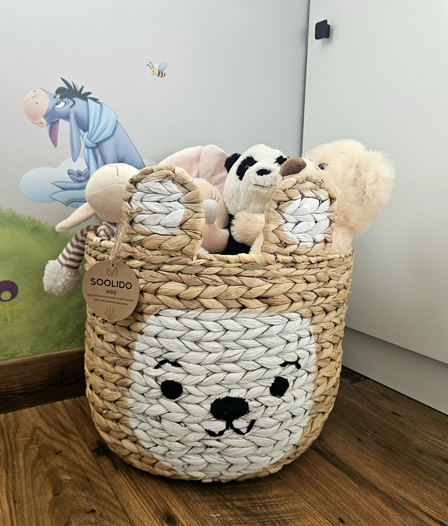 Kosz na zabawki z hiacyntu wodnego Soolido Kids – pleciony organizer w kształcie misia do pokoju dziecięcego.