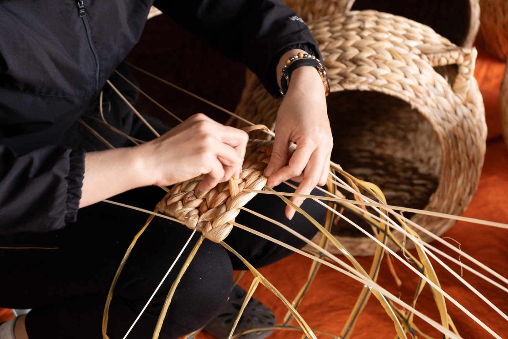 Proces ręcznego plecenia kosza z hiacyntu wodnego, tradycyjnie wyplatane w Wietnamie